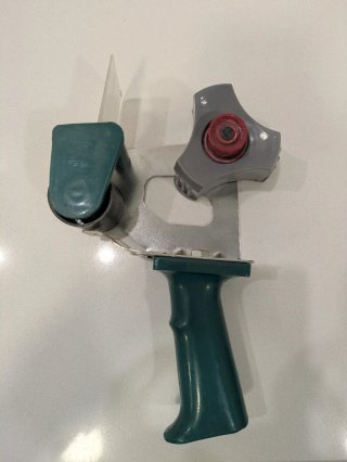 Máquina para embalar y aplicar cinta adhesiva