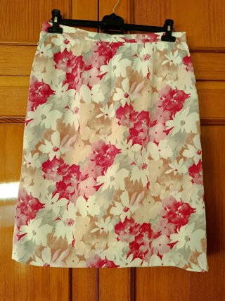 Falda floral rosa, blanca y gris