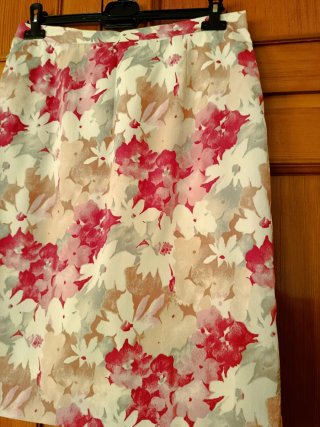 Falda floral rosa, blanca y gris