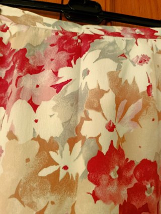 Falda floral rosa, blanca y gris