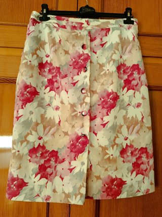 Falda floral rosa, blanca y gris