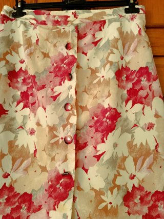Falda floral rosa, blanca y gris