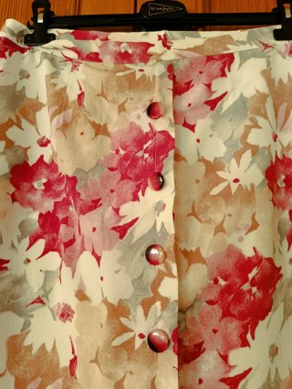 Falda floral rosa, blanca y gris