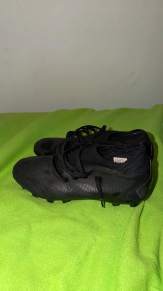 Botas de fútbol negras