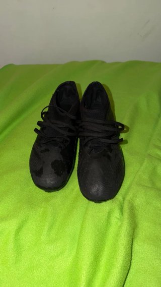Botas de fútbol negras