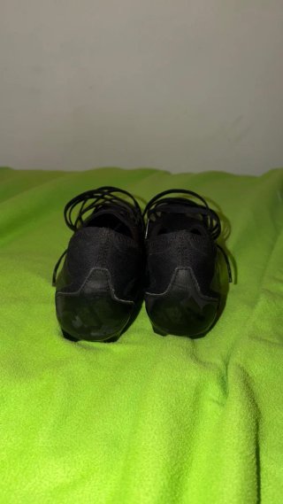 Botas de fútbol negras