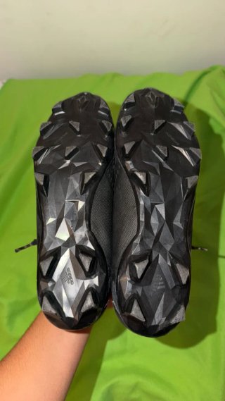 Botas de fútbol negras
