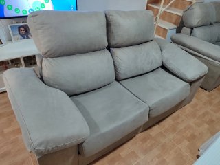 Sofá de tela beige y gris