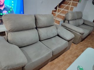 Sofá de tela beige y gris