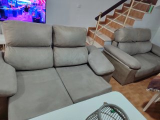 Sofá de tela beige y gris