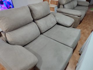 Sofá de tela beige y gris