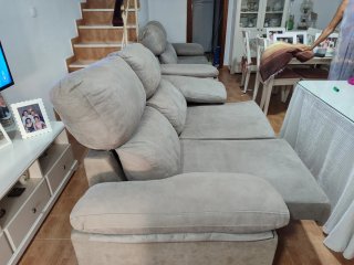 Sofá de tela beige y gris