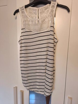 Top Bershka Rayas Encaje Blanco y Negro Talla M