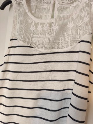 Top Bershka Rayas Encaje Blanco y Negro Talla M