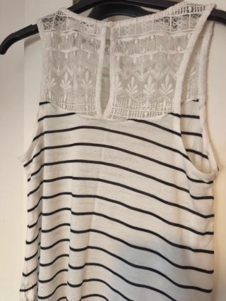 Top Bershka Rayas Encaje Blanco y Negro Talla M