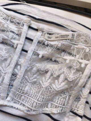 Top Bershka Rayas Encaje Blanco y Negro Talla M