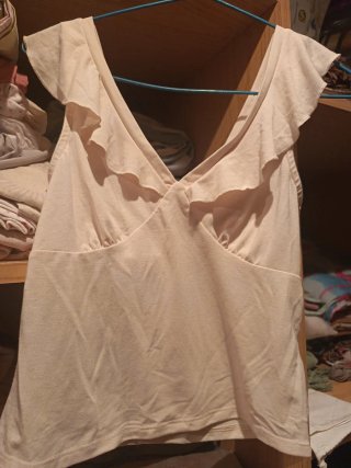 Top mujer beige con volantes
