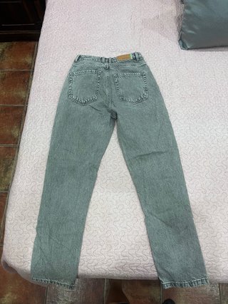 Pantalón Stradivarius gris