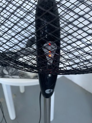 Ventilador de pie negro