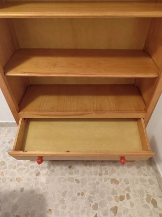 Librería de madera con cajones