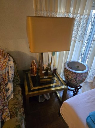 Mesa de centro dorada y cristal