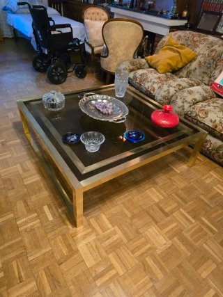 Mesa de centro dorada y cristal