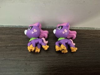 4 Figuras Caballos Morados con Patines