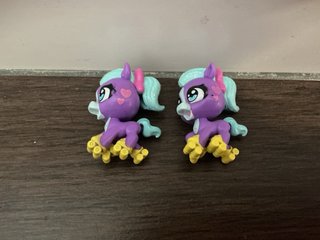 4 Figuras Caballos Morados con Patines