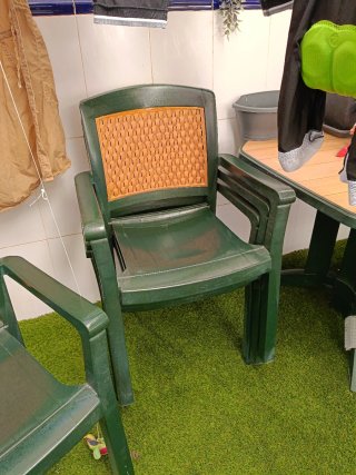 Conjunto mesa de terraza de resina y 4 sillas
