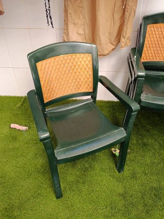 Conjunto mesa de terraza de resina y 4 sillas