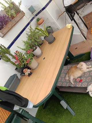 Conjunto mesa de terraza de resina y 4 sillas