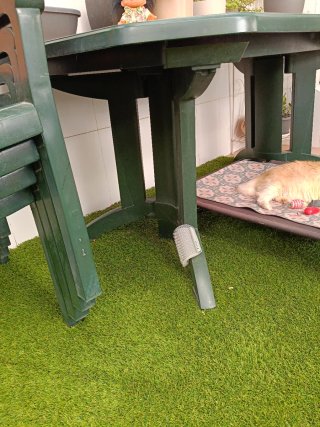 Conjunto mesa de terraza de resina y 4 sillas