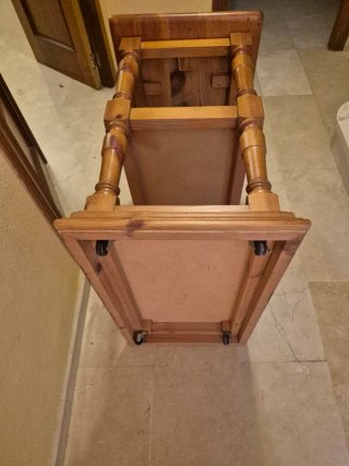 Mesa auxiliar de madera rústica, con ruedas