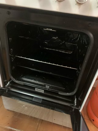 Cocina de gas butano blanca y negra con horno