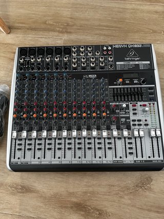 Mesa de mezclas Behringer Xenyx QX1832USB