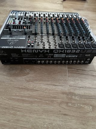Mesa de mezclas Behringer Xenyx QX1832USB