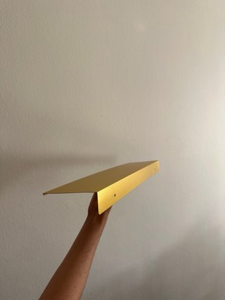 Estante metálico dorado