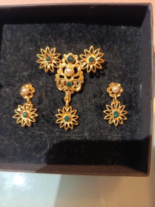 Aderezo bebé chapado oro es Swarovski verde