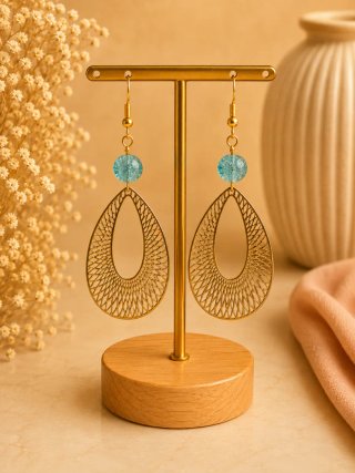 Pendientes dorados con abalorios azules