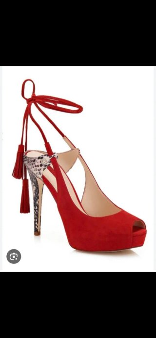 Zapatos de tacón rojos con estampado