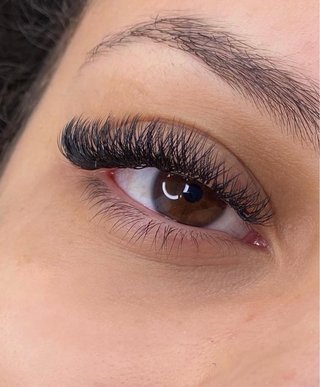 Extensiones de pestañas.