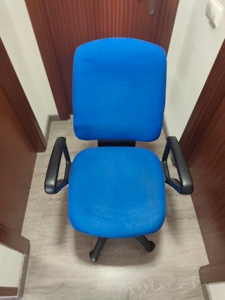 Silla de oficina azul y negra