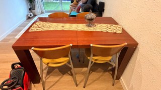 Mesa comedor extensible de madera con 4 sillas.