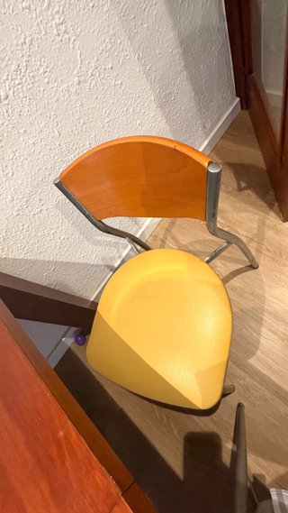 Mesa comedor extensible de madera con 4 sillas.
