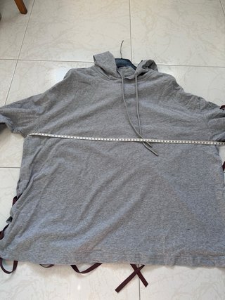 Sudadera gris con capucha y cordones