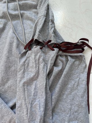 Sudadera gris con capucha y cordones
