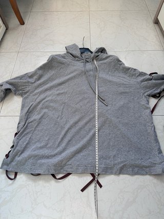 Sudadera gris con capucha y cordones
