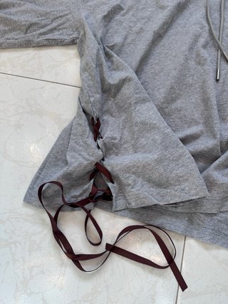 Sudadera gris con capucha y cordones