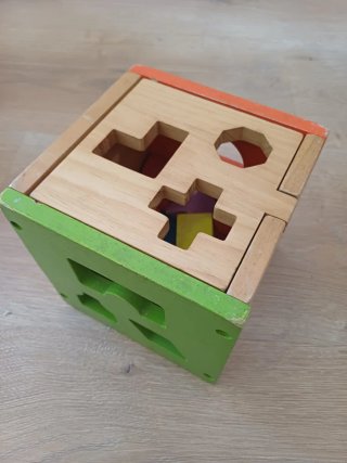 Cubo de encajes de madera