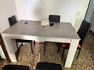 Mesa de comedor extensible gris y blanca